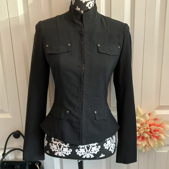 Fabulous Elie Tahari black jacket w/great lines&stitch detail & hook&eye closure - Picture 5 of 16